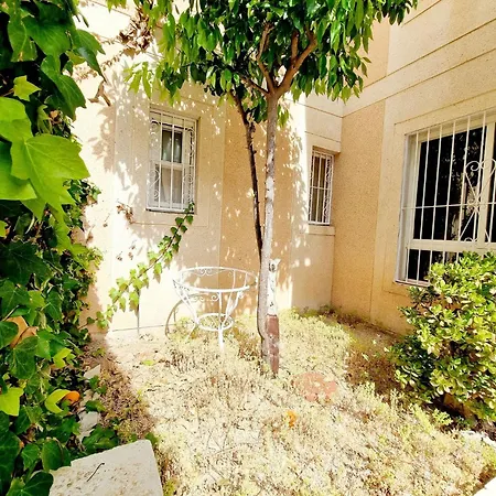 With Garden דירה